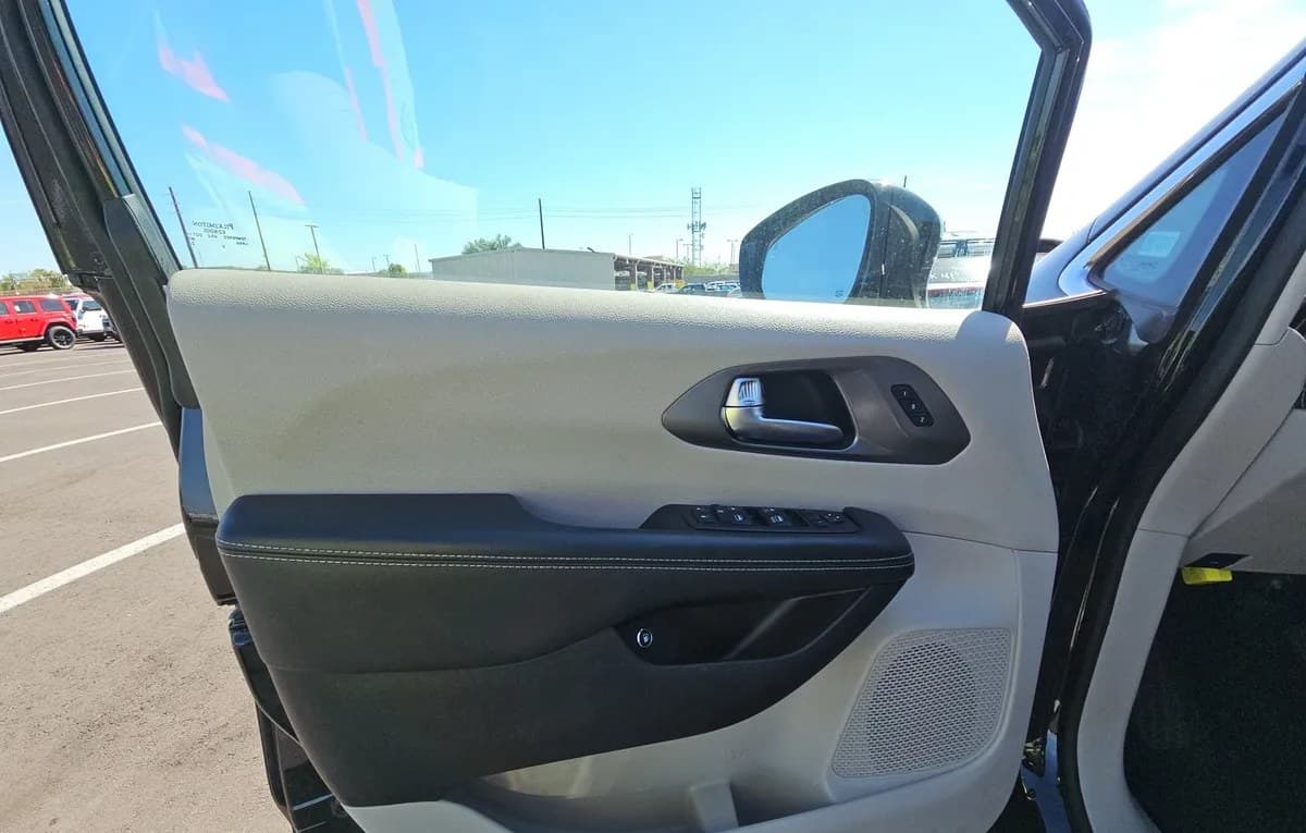 2024 CHRYSLER PACIFICA HYBRID SELECT 121.6" WB 6