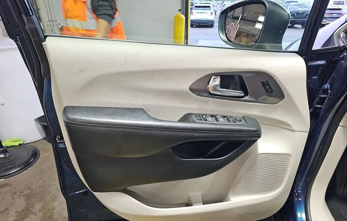 2023 CHRYSLER PACIFICA TOURING L 121.6" WB 6