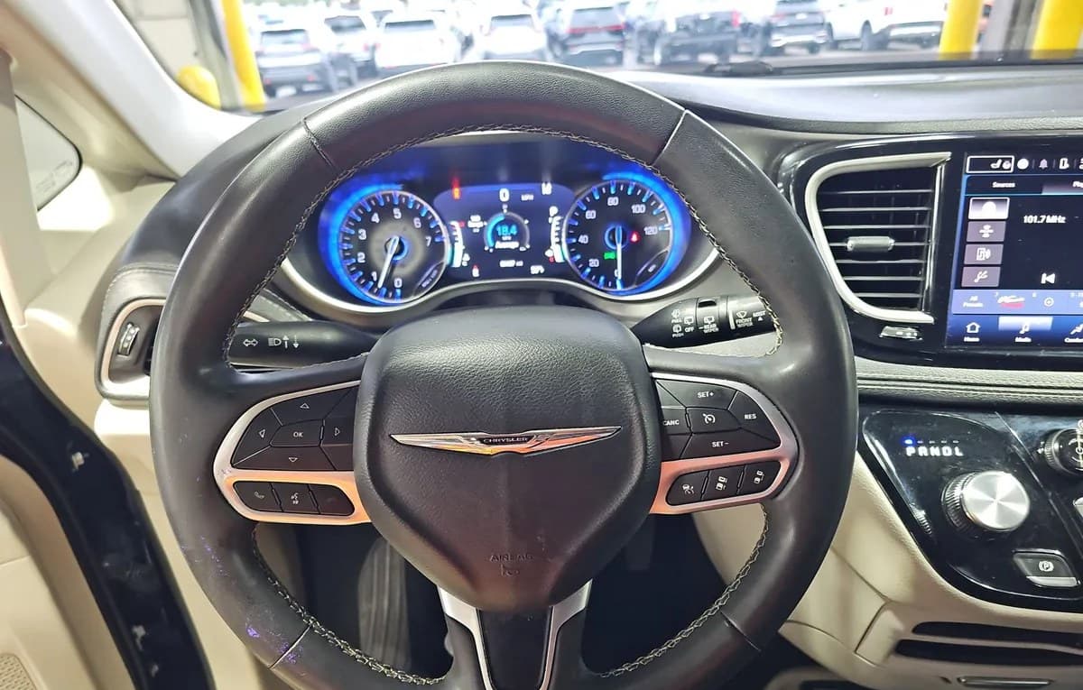 2023 CHRYSLER PACIFICA TOURING L 121.6" WB 7