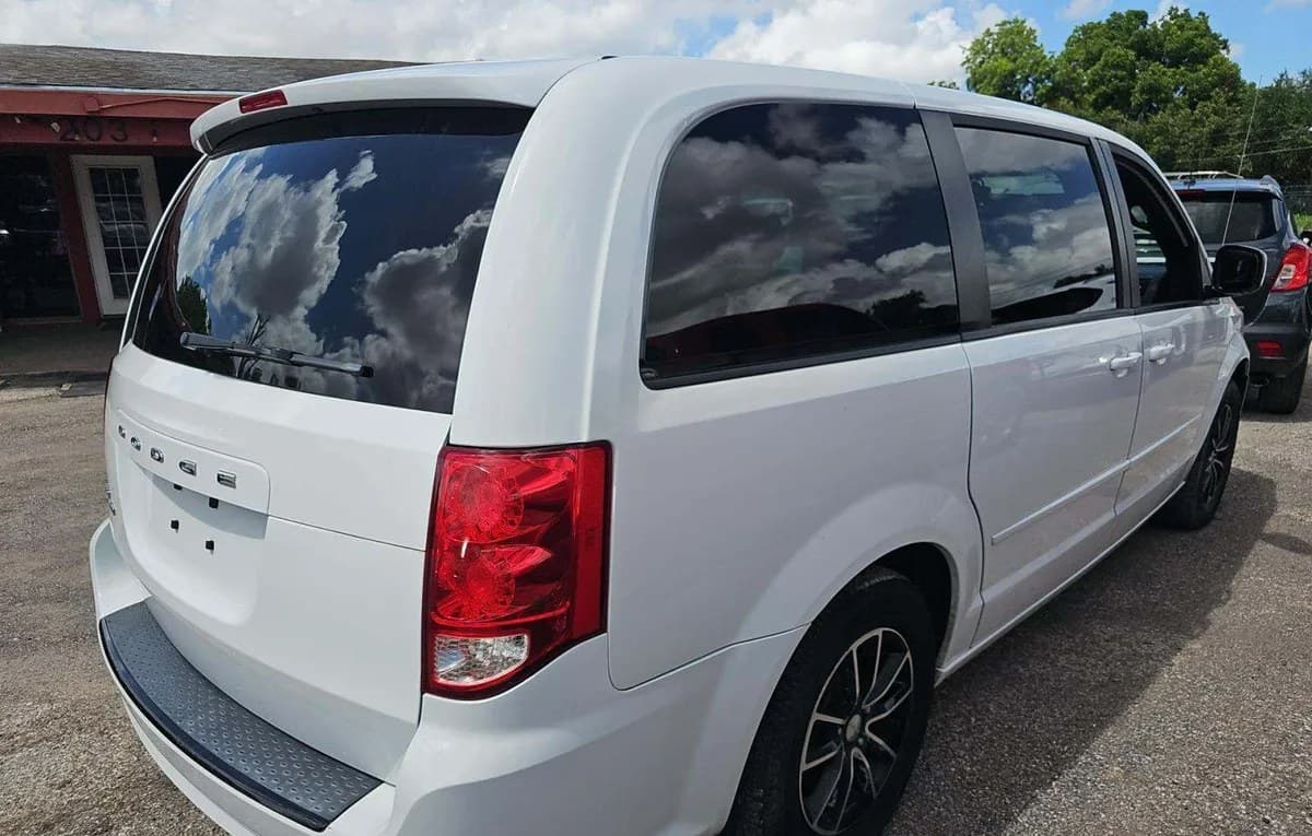 2017 DODGE GRAND CARAVAN SXT 121.2" WB 4