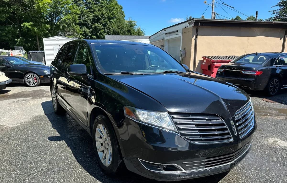 2017 LINCOLN MKT Base 3