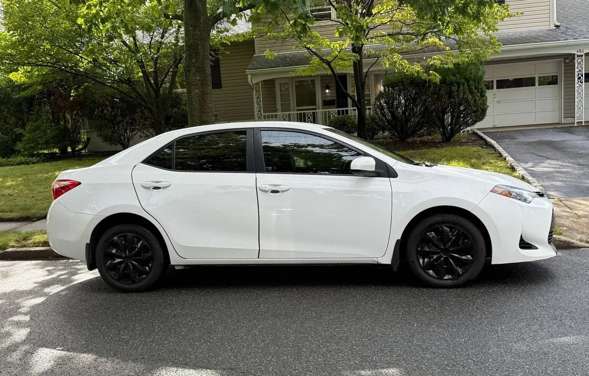 2017 TOYOTA COROLLA LE 3