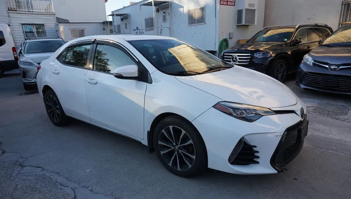 2017 TOYOTA COROLLA SE 4