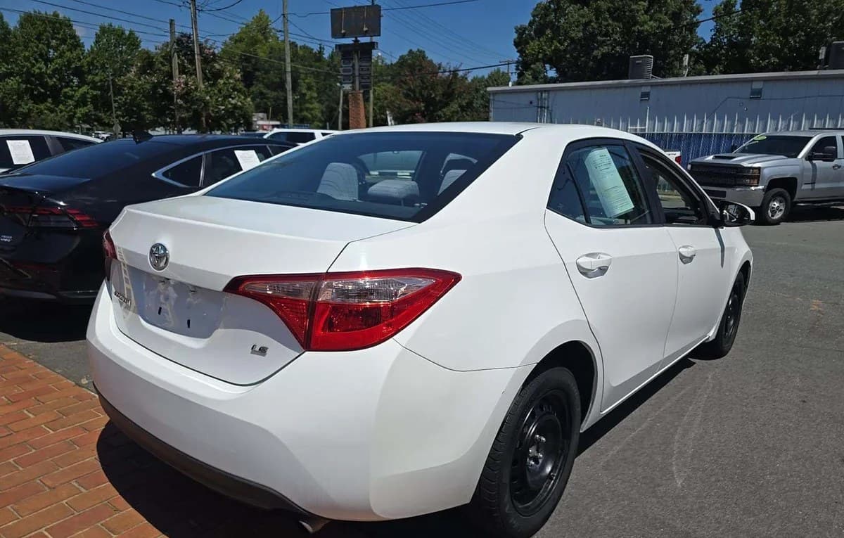2017 TOYOTA COROLLA LE 4