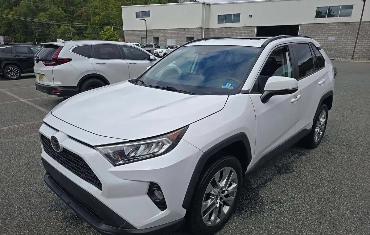 2020 TOYOTA RAV4 XLE Premium 2
