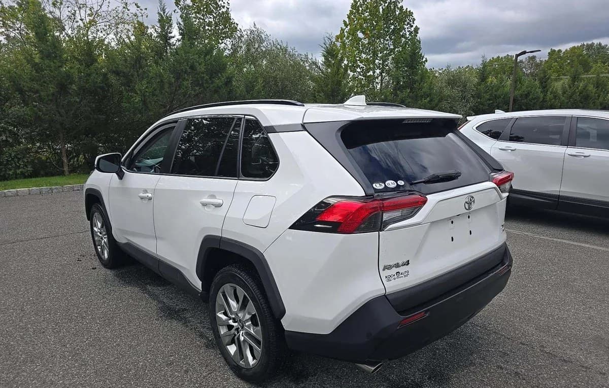 2020 TOYOTA RAV4 XLE Premium 3