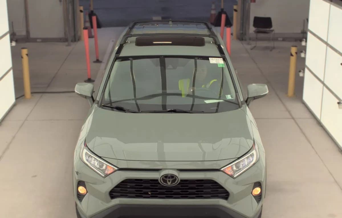 2019 TOYOTA RAV4 XLE Premium 3