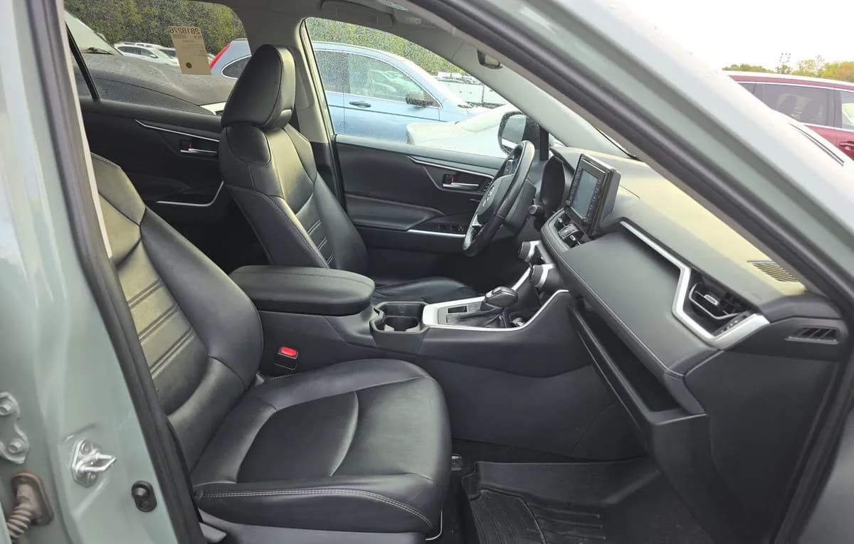 2019 TOYOTA RAV4 XLE Premium 5