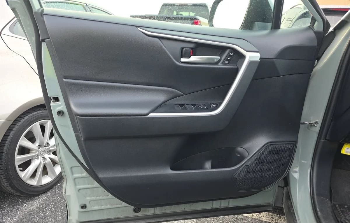 2019 TOYOTA RAV4 XLE Premium 6