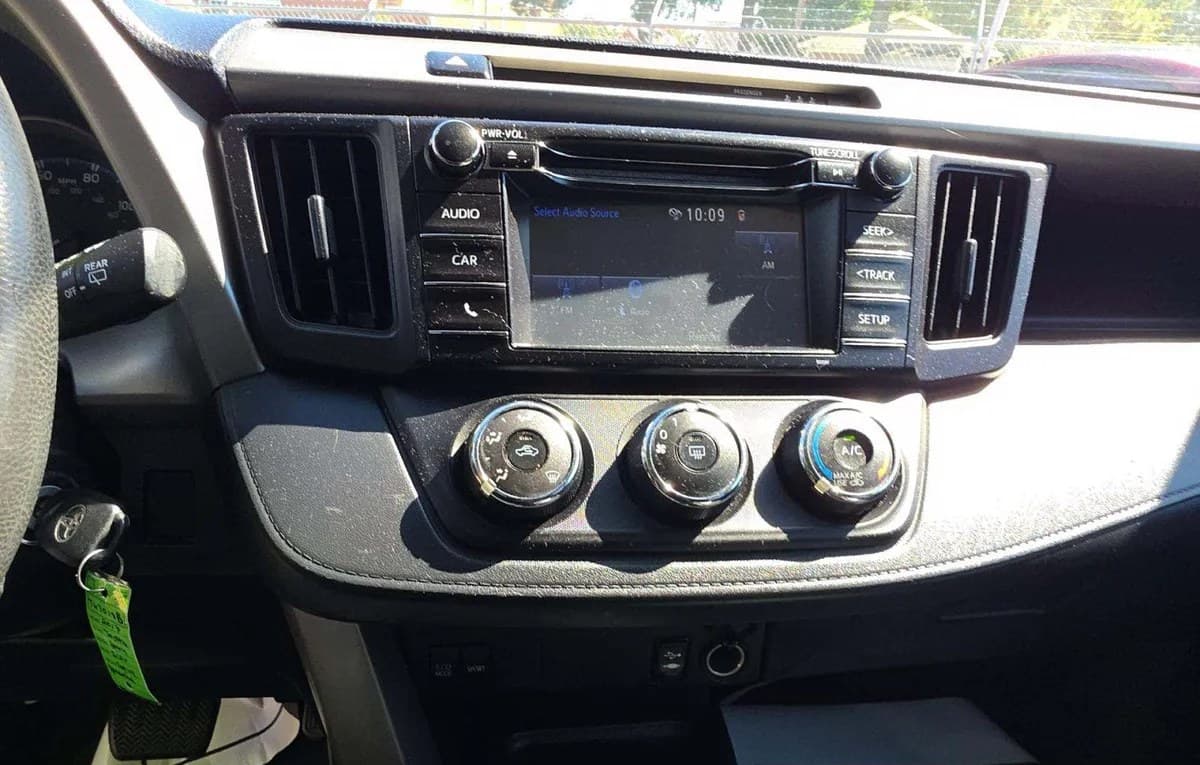 2017 TOYOTA RAV4 LE 7