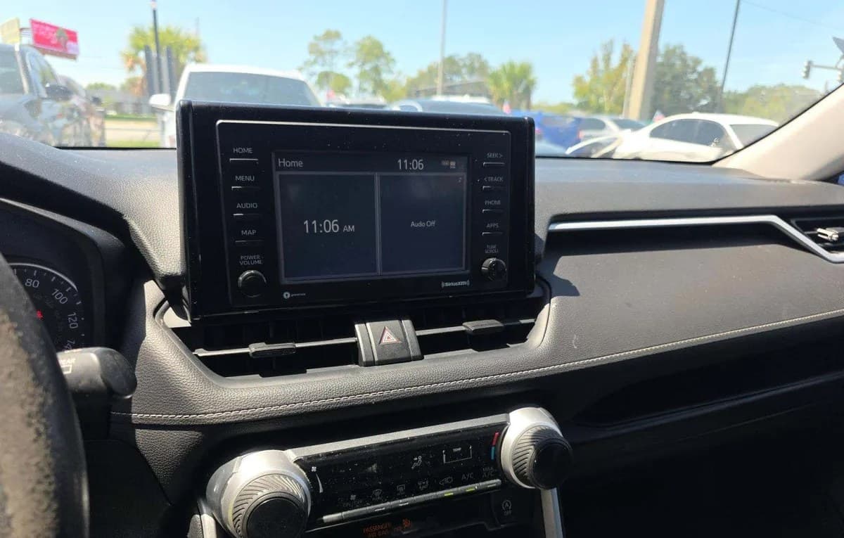 2020 TOYOTA RAV4 LE 7
