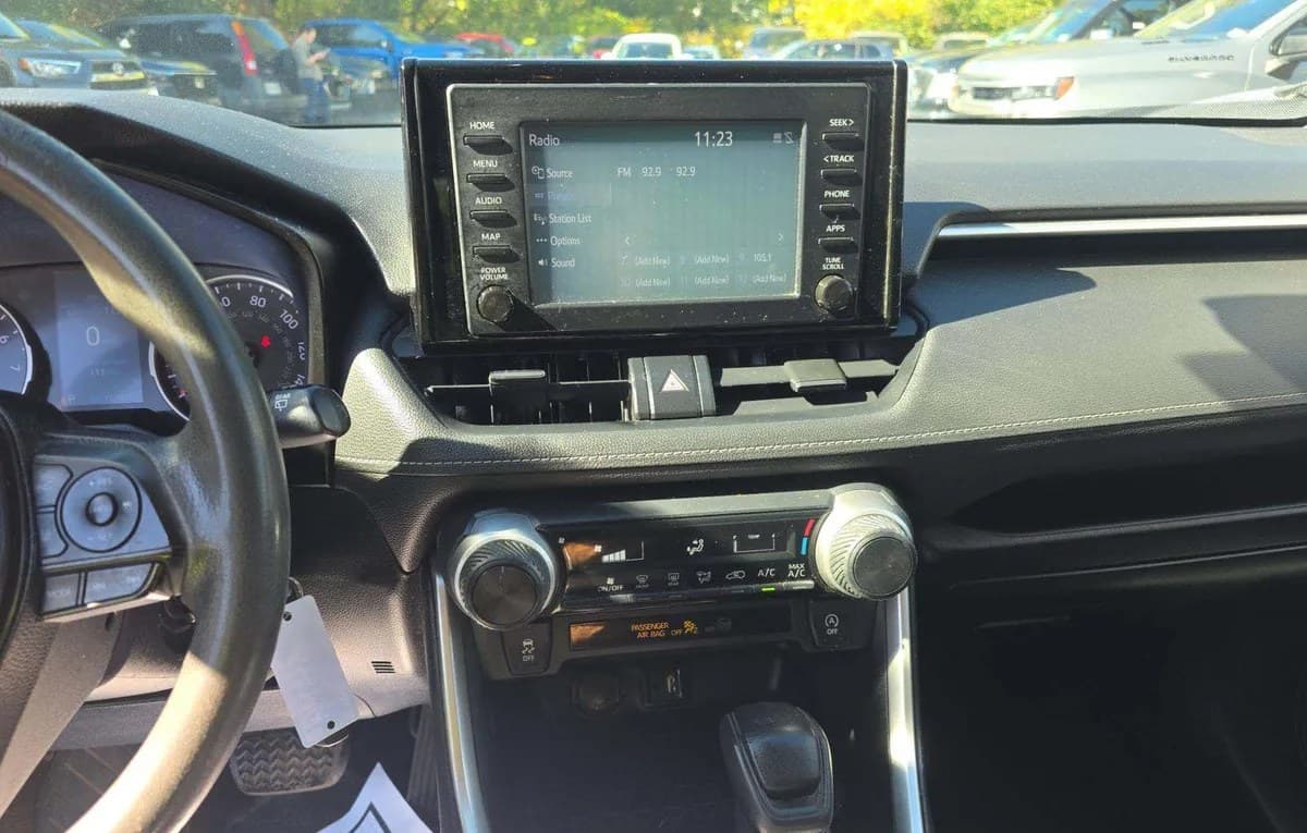 2019 TOYOTA RAV4 LE 7