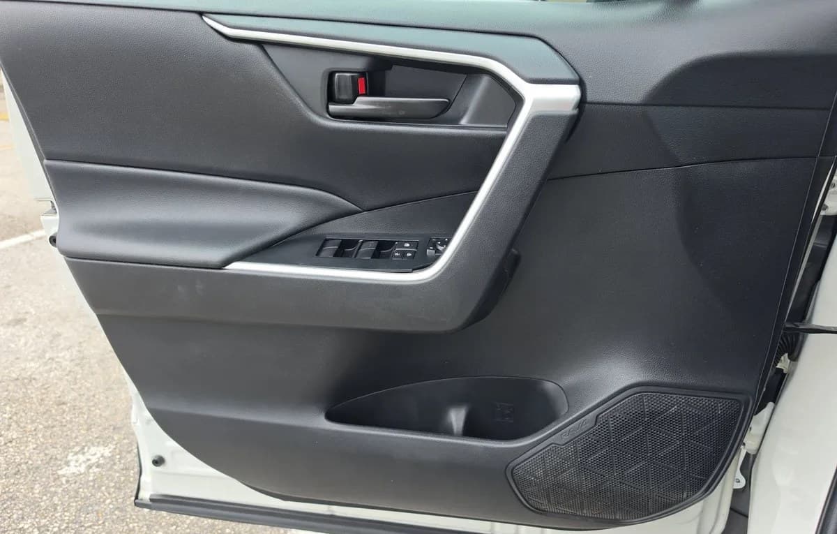 2019 TOYOTA RAV4 LE 6