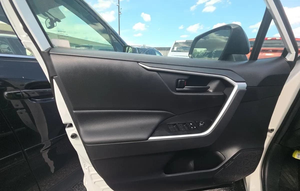 2019 TOYOTA RAV4 LE 6