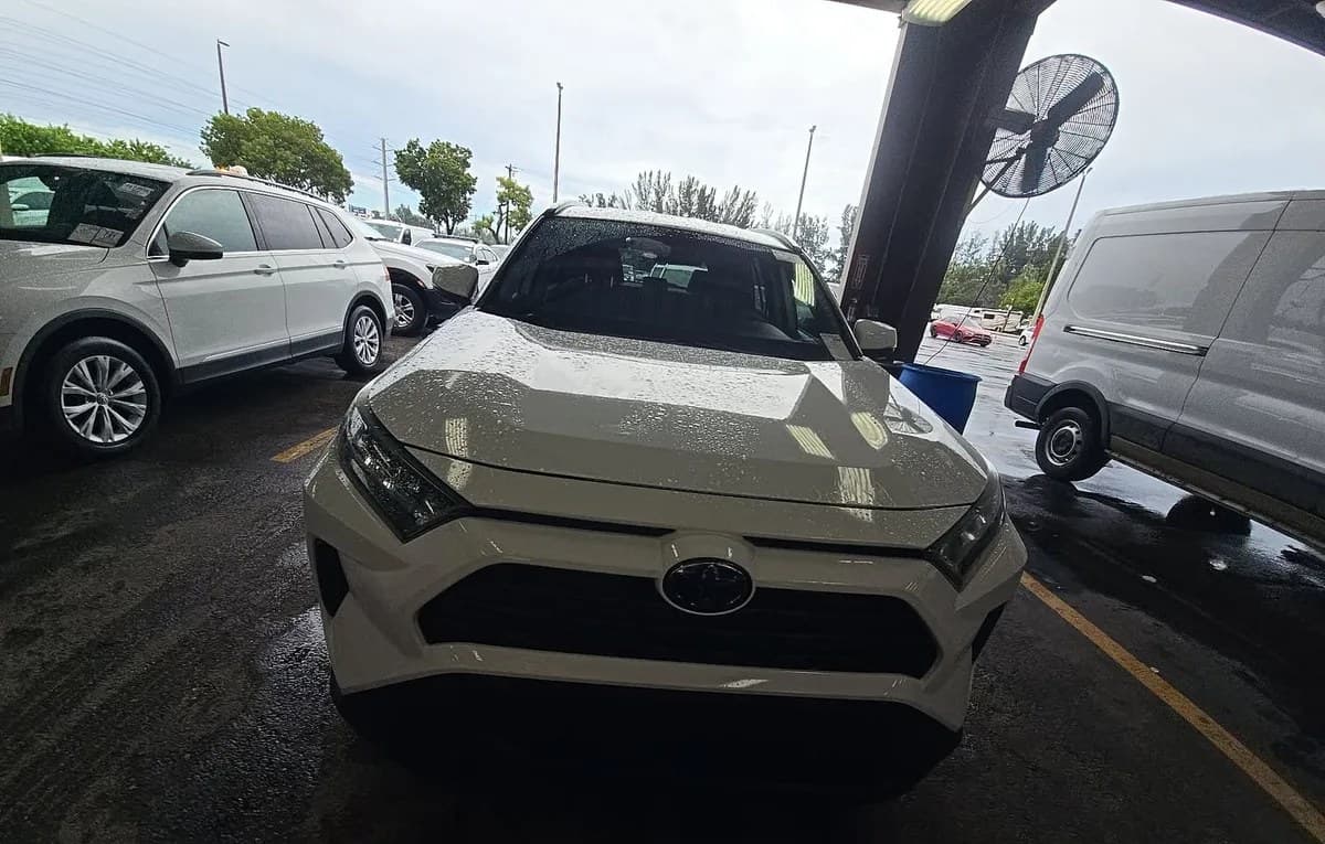 2020 TOYOTA RAV4 LE 3