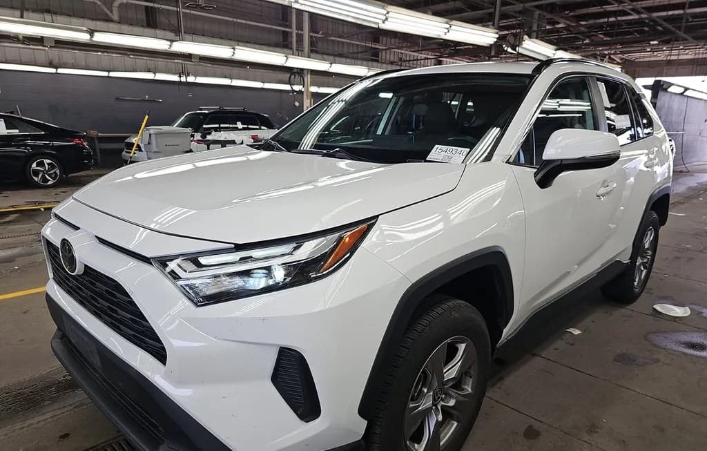 2025 TOYOTA RAV4 XLE