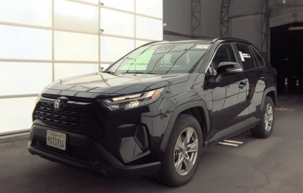 2025 TOYOTA RAV4 XLE