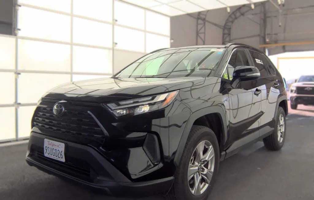 2025 TOYOTA RAV4 XLE