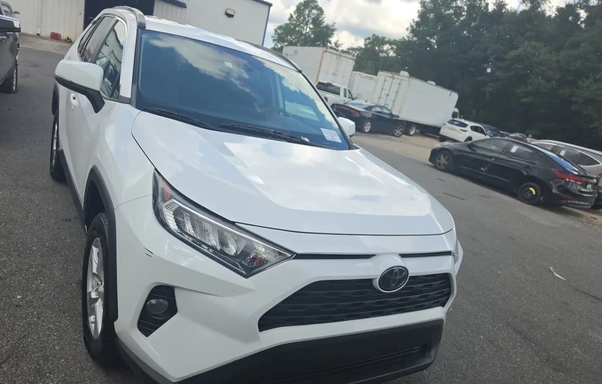 2021 TOYOTA RAV4 XLE 3