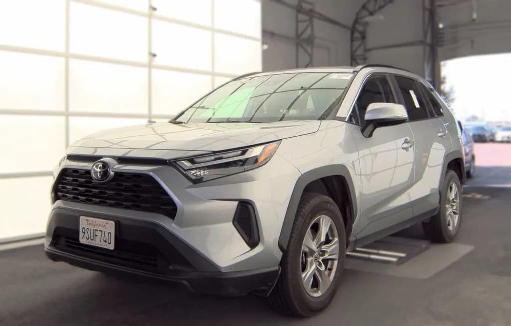 2025 TOYOTA RAV4 XLE