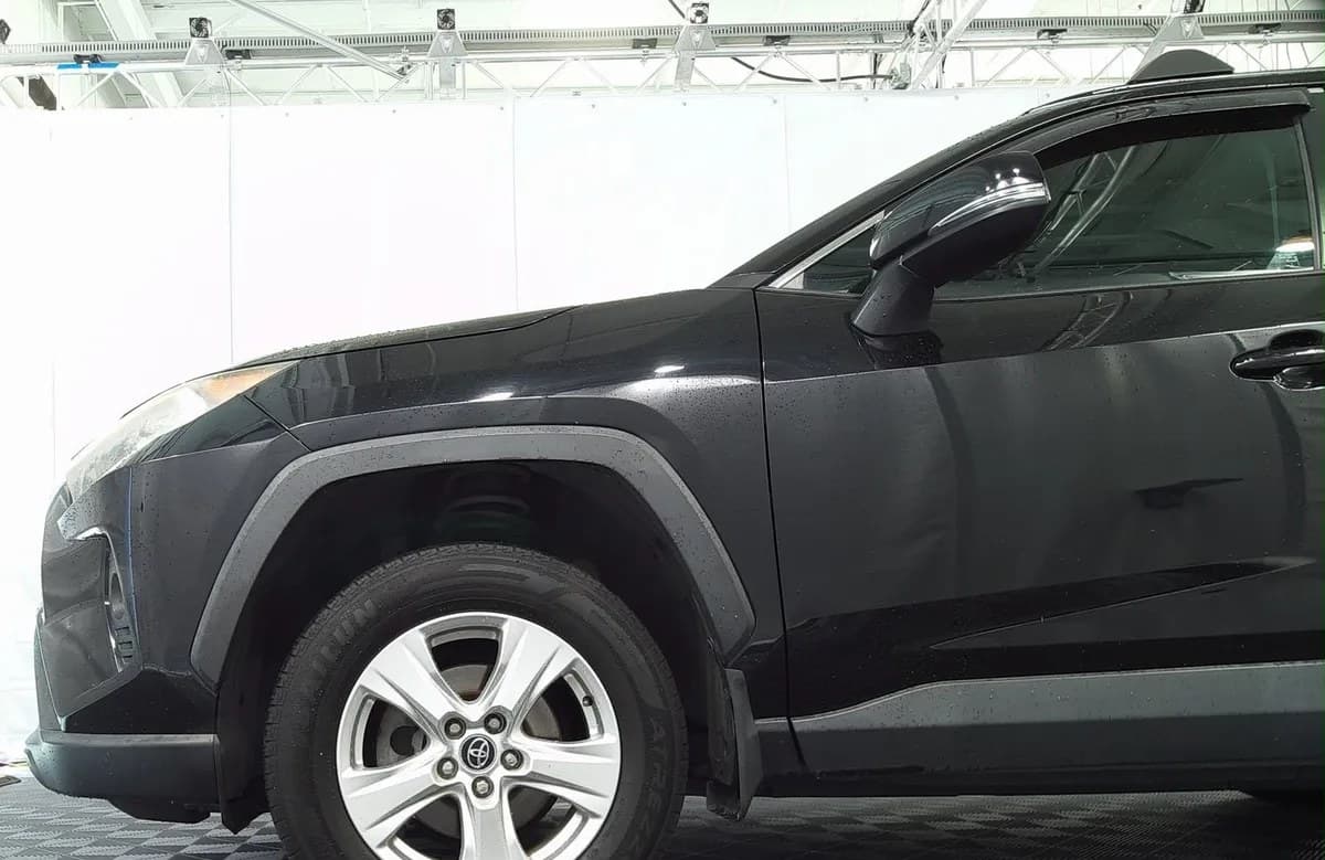 2021 TOYOTA RAV4 XLE 3