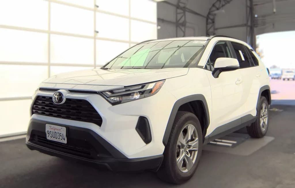 2025 TOYOTA RAV4 XLE