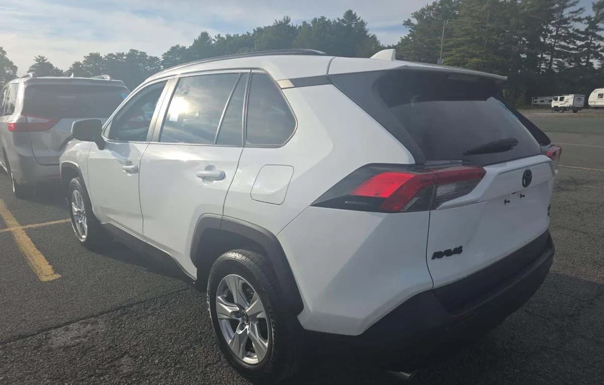 2021 TOYOTA RAV4 XLE 3