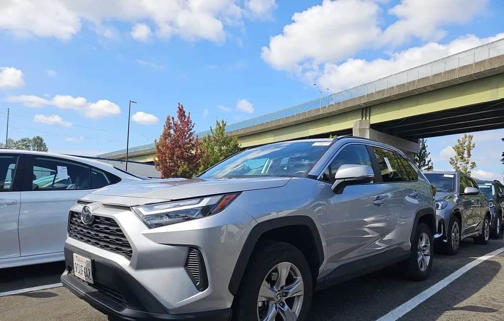 2025 TOYOTA RAV4 XLE