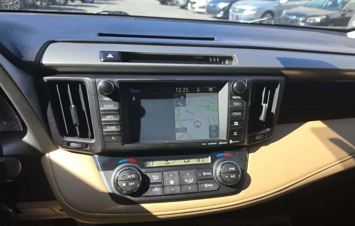 2017 TOYOTA RAV4 XLE 7