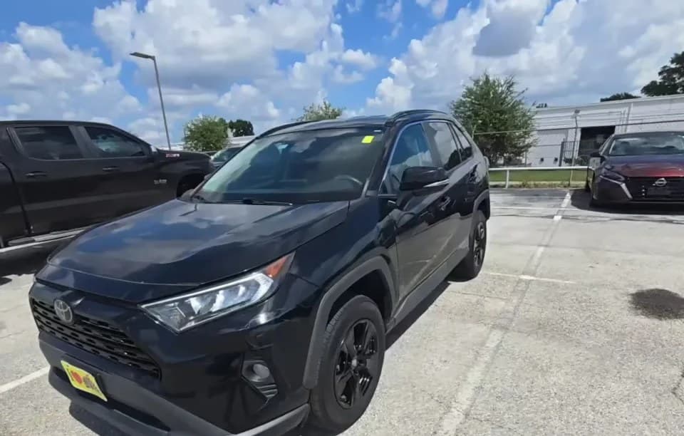 2020 TOYOTA RAV4 XLE