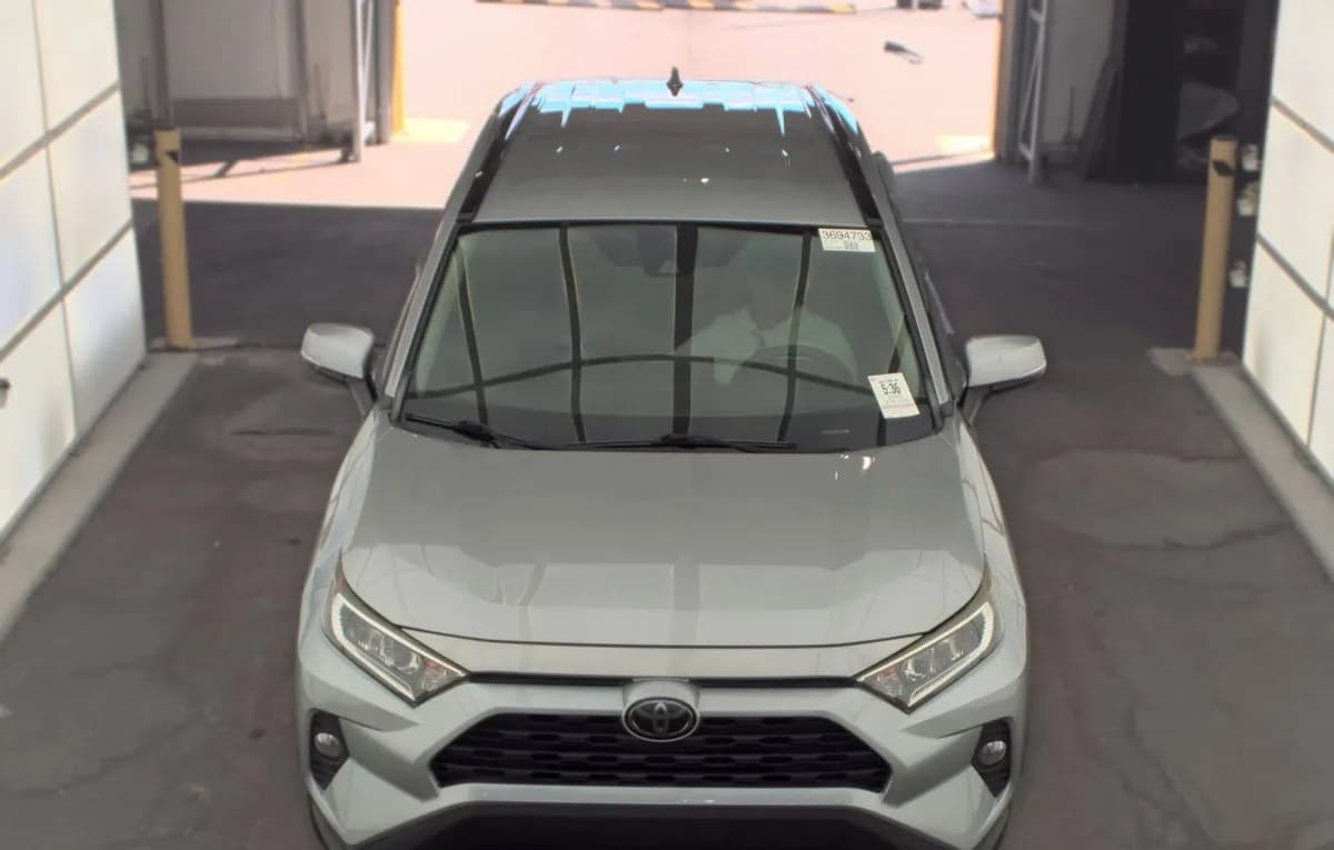 2020 TOYOTA RAV4 XLE 3
