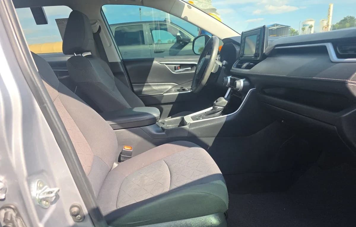 2020 TOYOTA RAV4 XLE 5