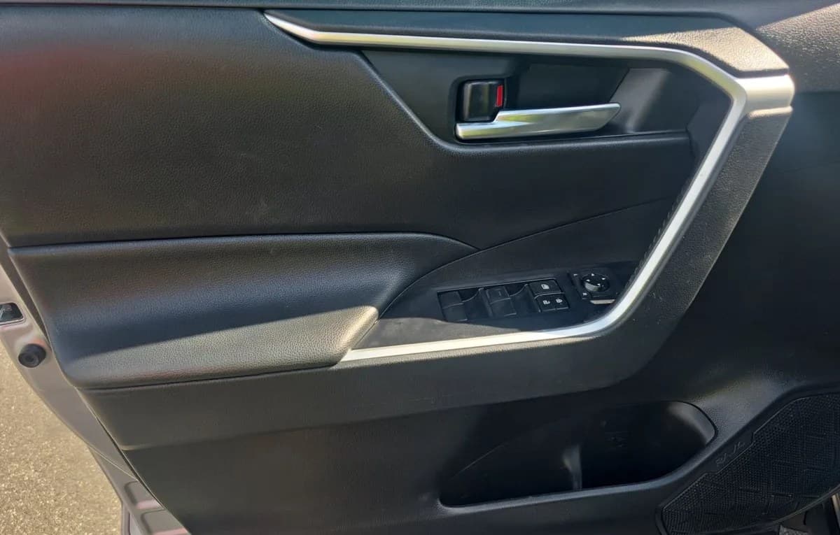 2020 TOYOTA RAV4 XLE 6