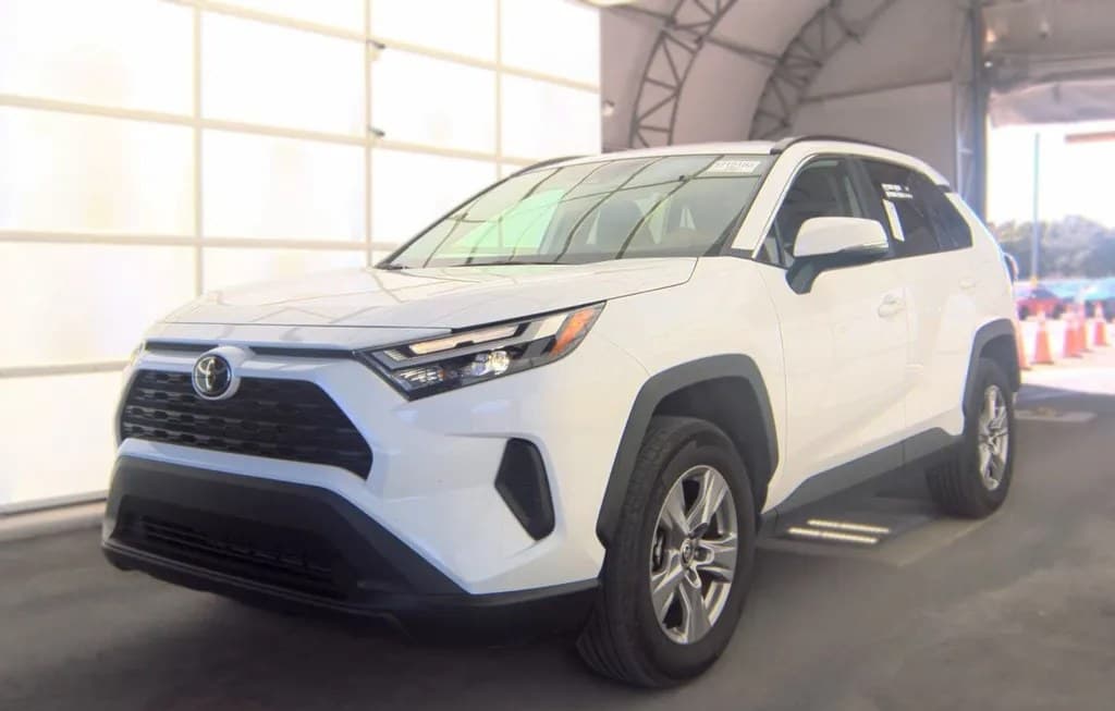 2025 TOYOTA RAV4 XLE