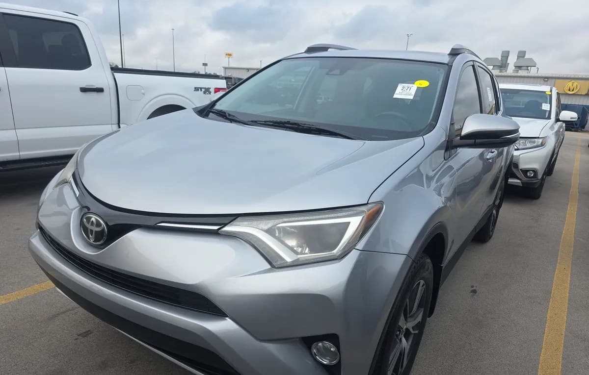2017 TOYOTA RAV4 XLE 2