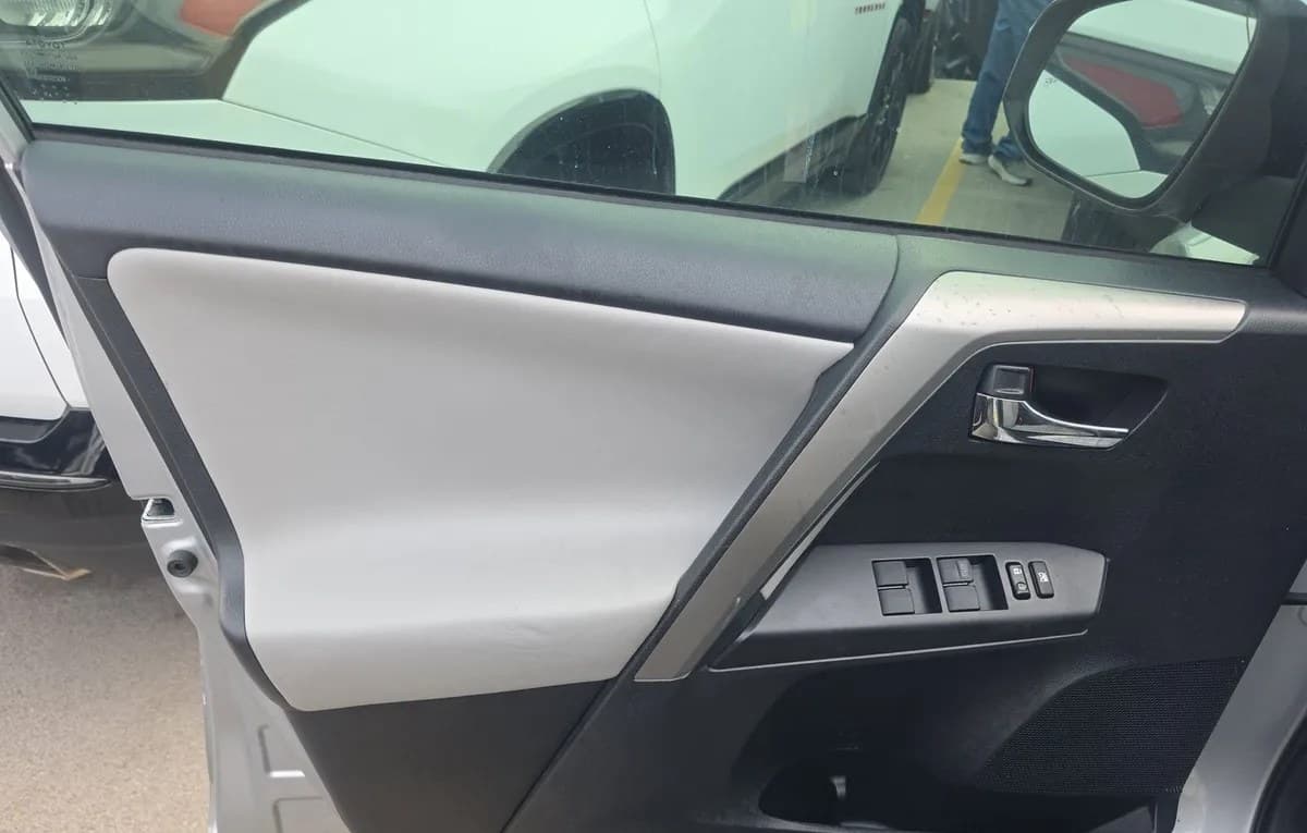 2017 TOYOTA RAV4 XLE 6