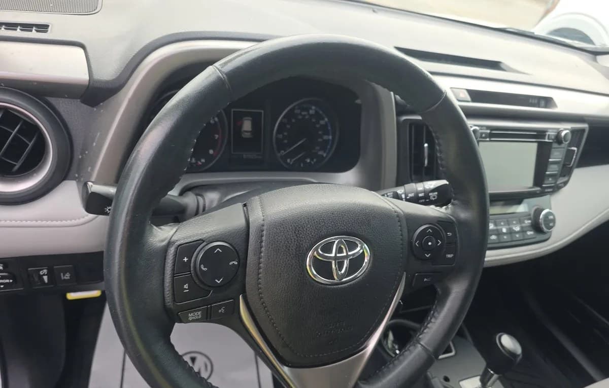 2017 TOYOTA RAV4 XLE 7