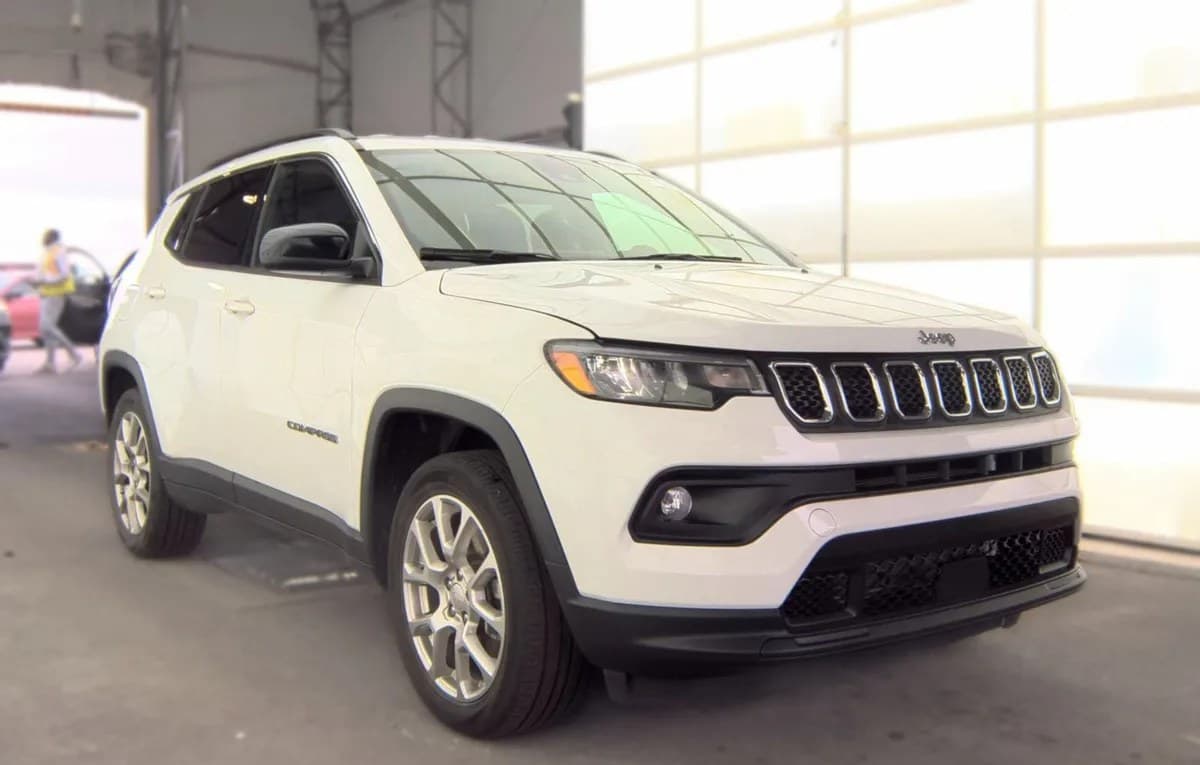 2023 JEEP COMPASS LATITUDE Lux 4