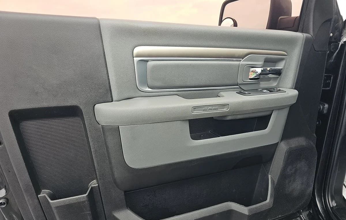 2017 RAM 1500 EXPRESS REGULAR CAB MEDIUM BED 6