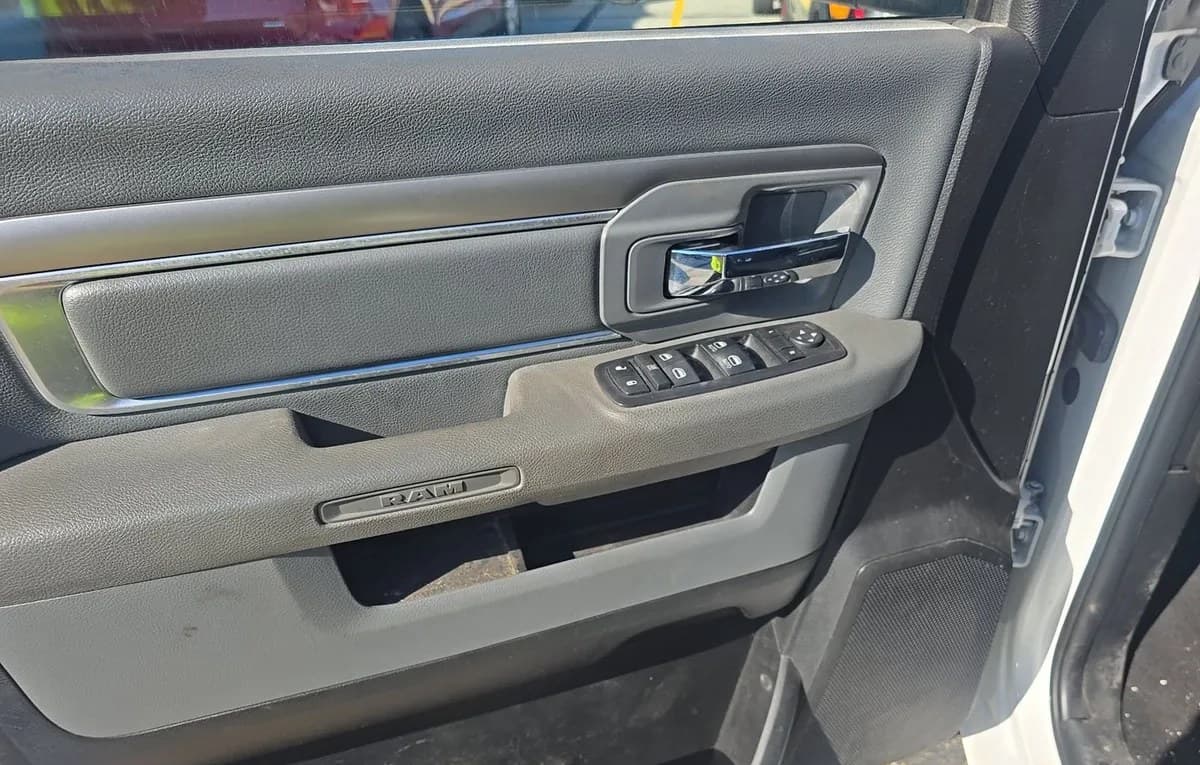 2018 RAM 3500 CAB CHASSIS SLT CREW CAB DRW 6