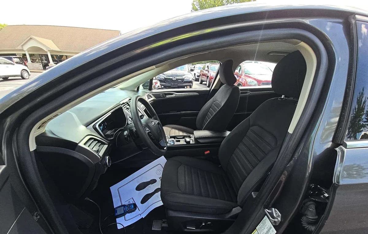 2019 FORD FUSION SE 4