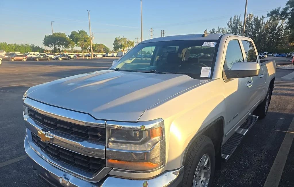 2017 CHEVROLET SILVERADO 1500 LT CREW CAB MEDIUM BED 1LT