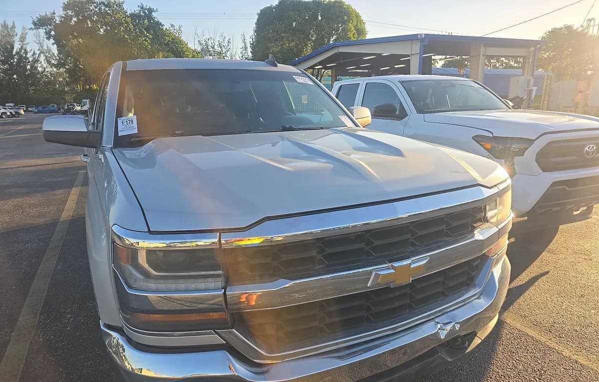 2017 CHEVROLET SILVERADO 1500 LT CREW CAB MEDIUM BED 1LT 4