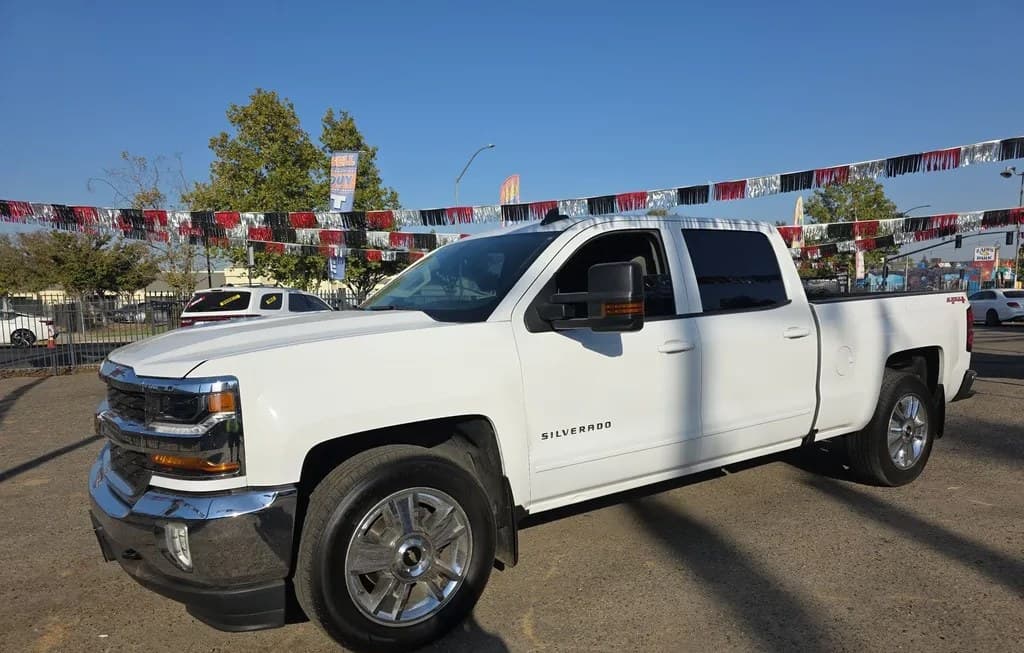 2017 CHEVROLET SILVERADO 1500 LT CREW CAB MEDIUM BED 1LT 1