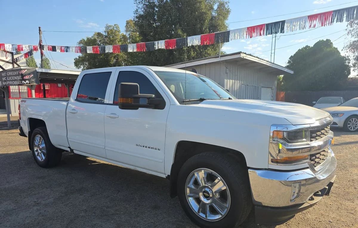 2017 CHEVROLET SILVERADO 1500 LT CREW CAB MEDIUM BED 1LT 4