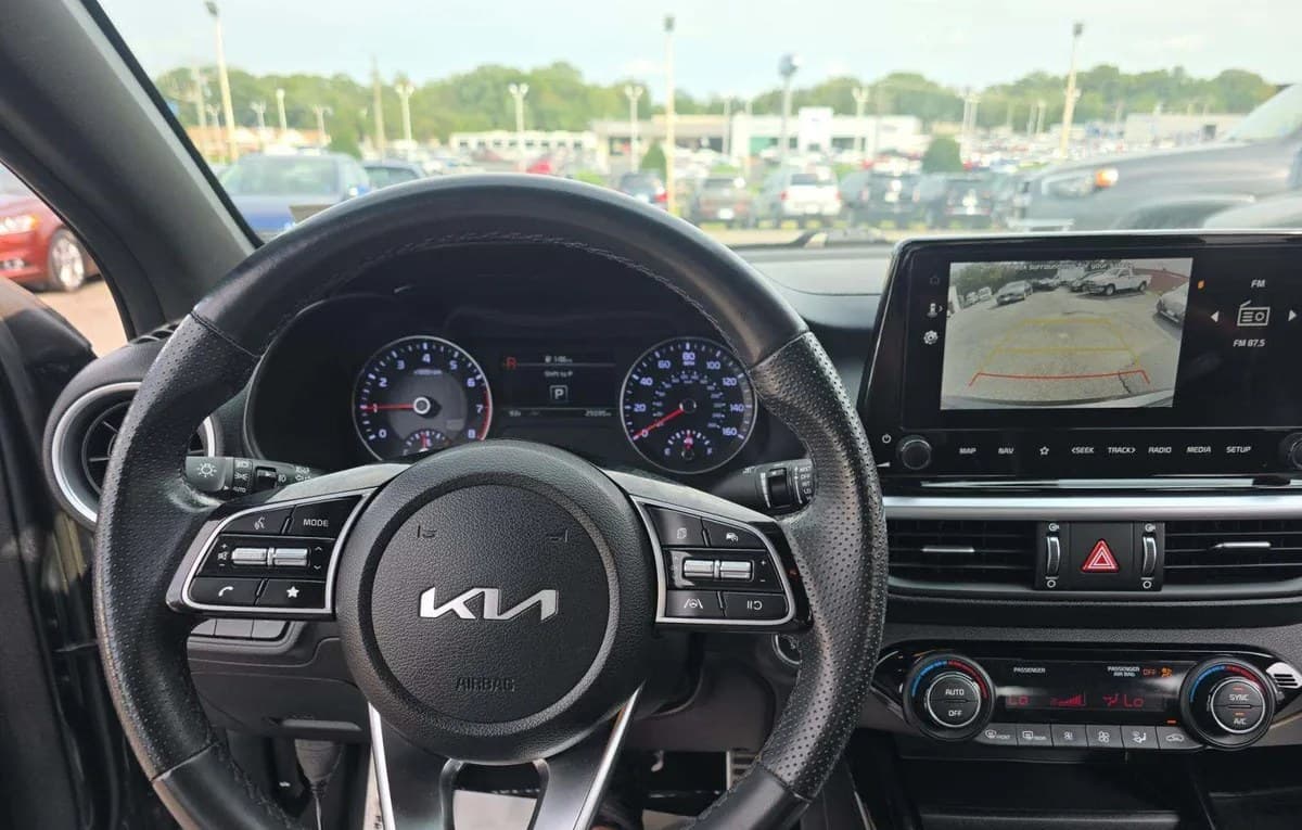 2023 KIA FORTE GT-Line 7