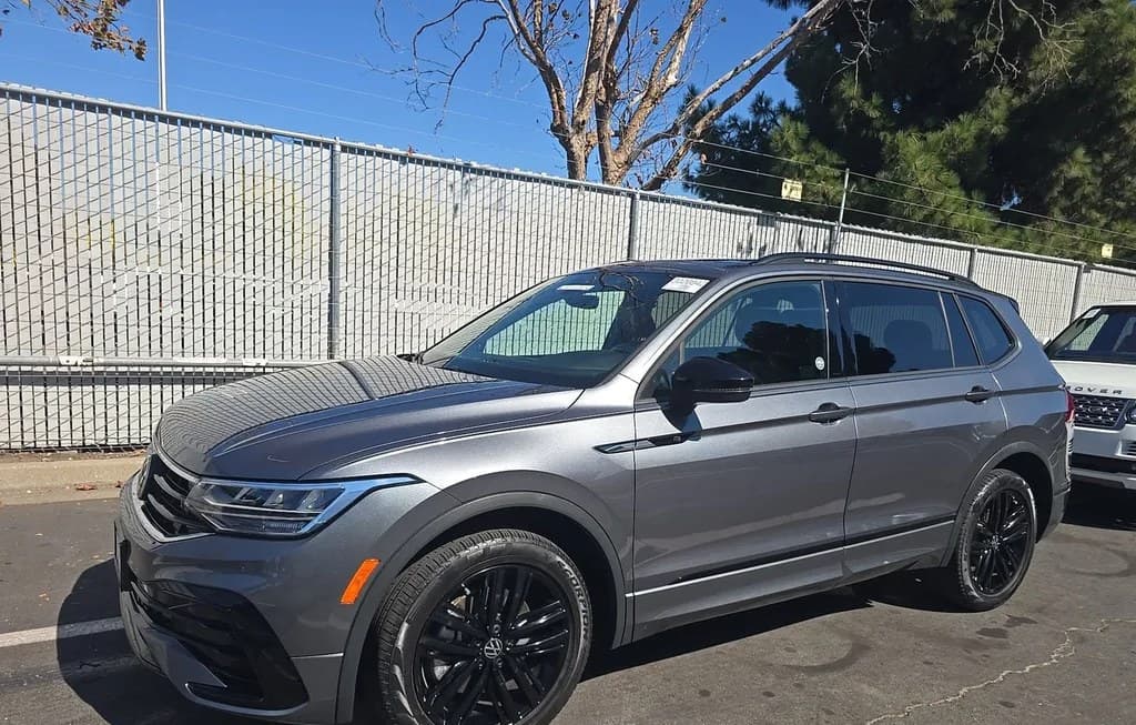 2022 VOLKSWAGEN TIGUAN SE R-LINE BLACK