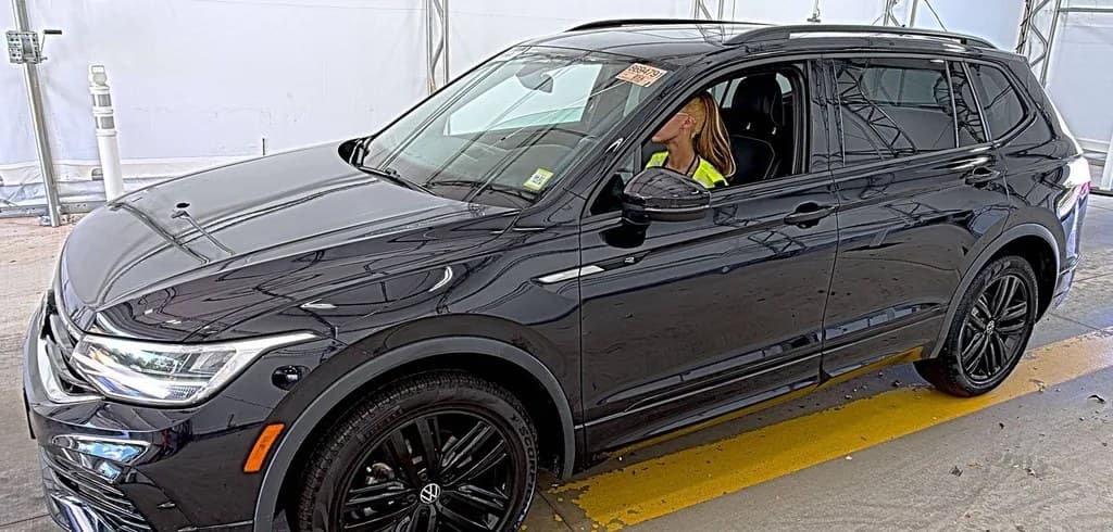 2022 VOLKSWAGEN TIGUAN SE R-LINE BLACK