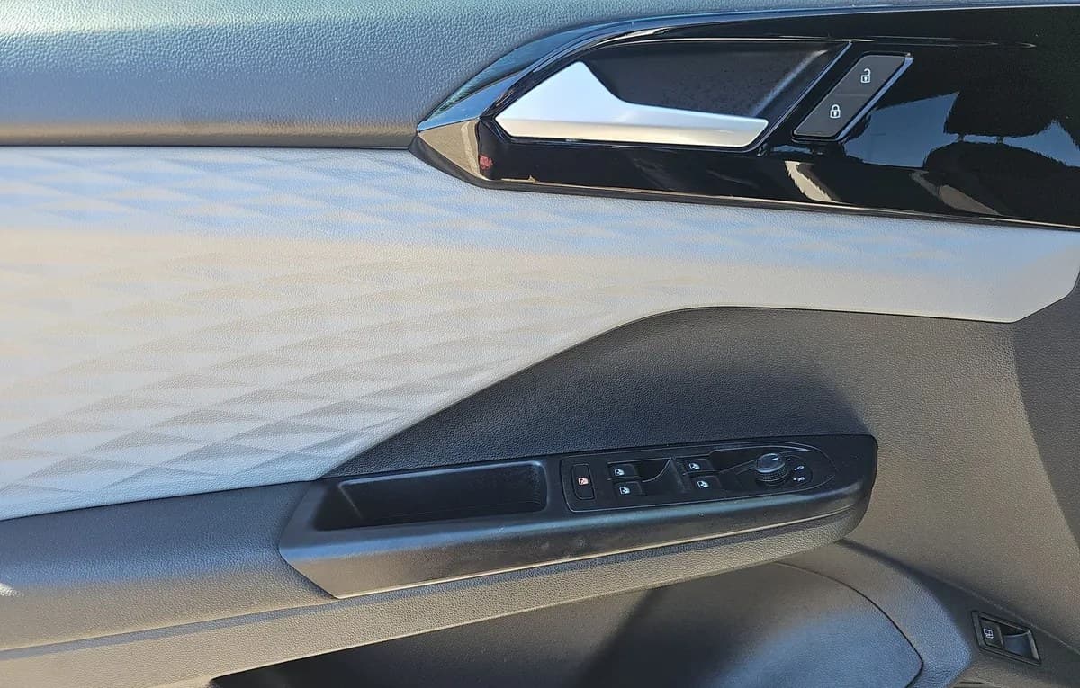 2023 VOLKSWAGEN TAOS S 6