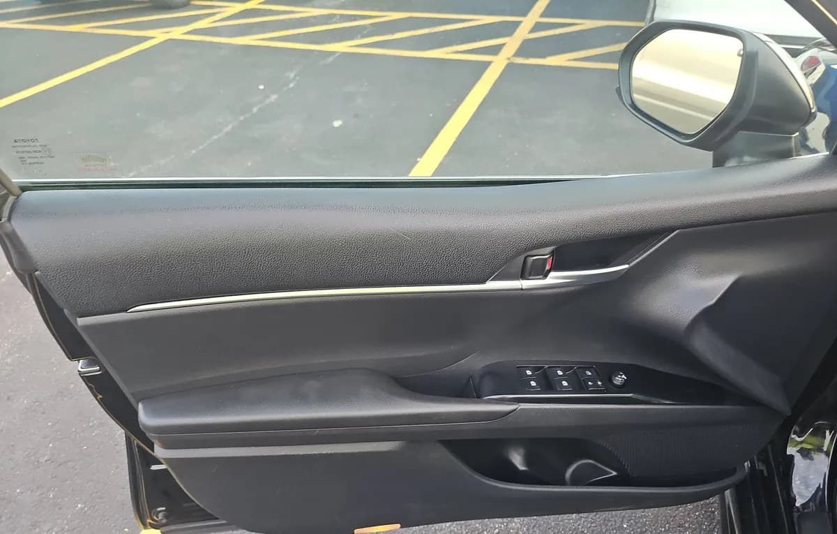 2018 TOYOTA CAMRY SE 6